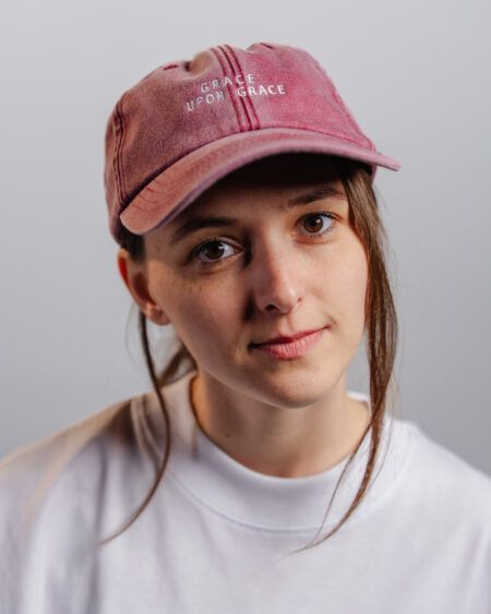 GRACE UPON GRACE | unisex šiltovka červená
